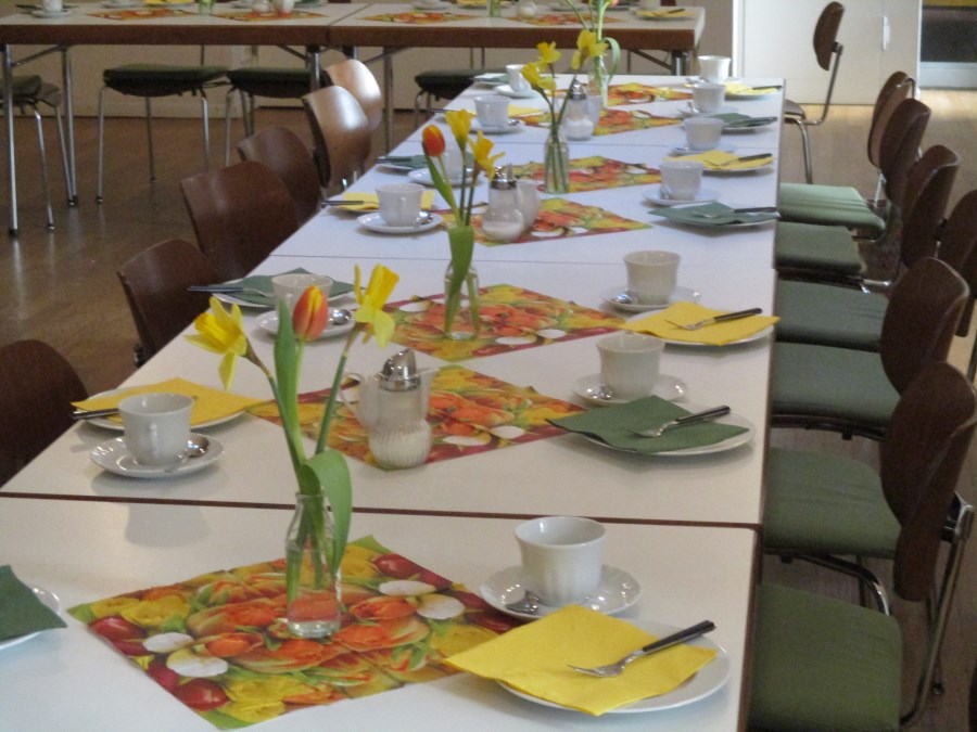 Kfd St Clemens - gedeckte Tafel zum Kfd-Treffen (Foto: Zander)