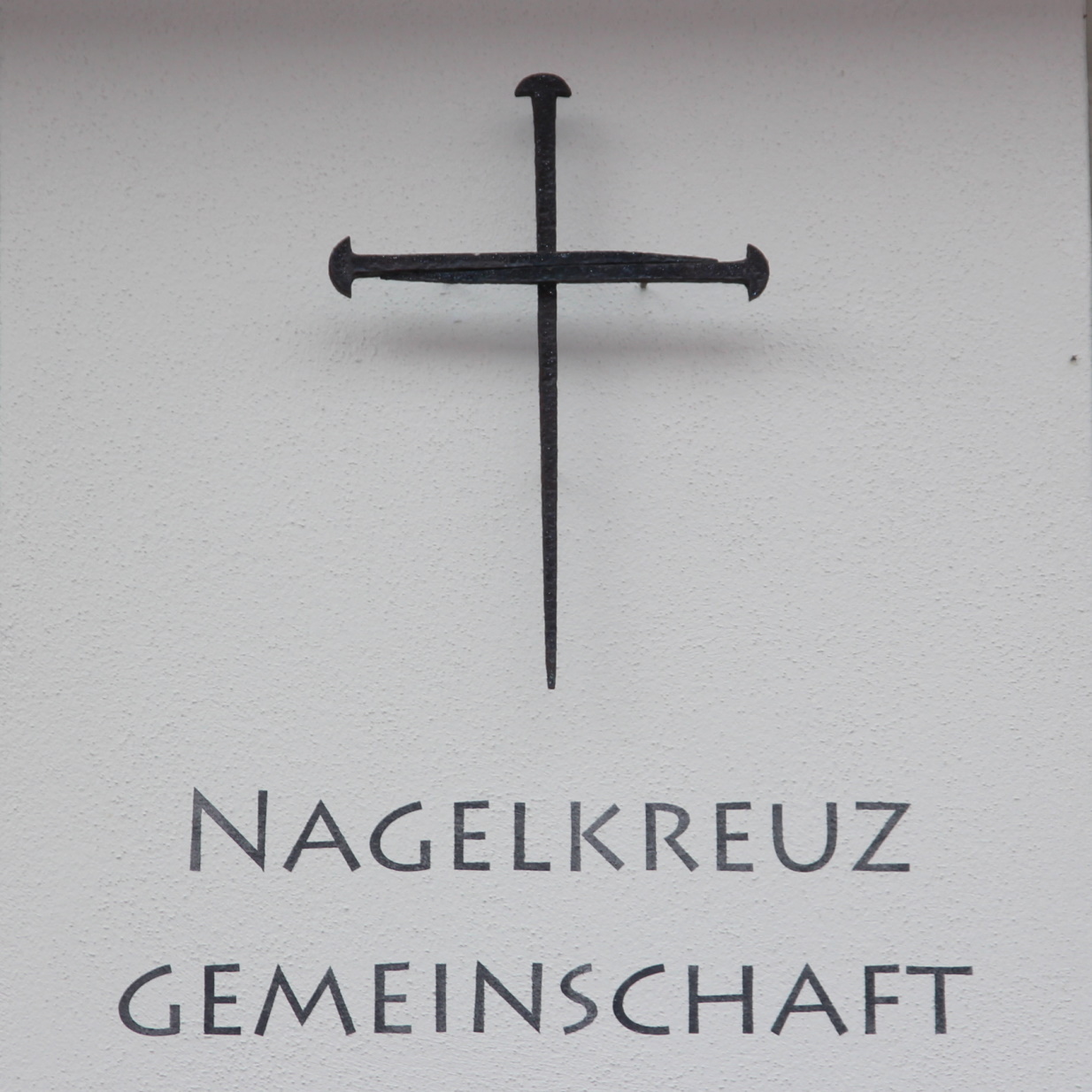 Nagelkreuz am Eingangsportal der St. Barbara Kirche