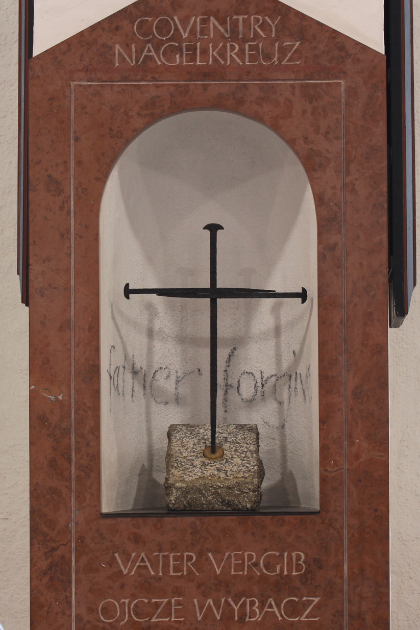 Wandnische in der St. Barbara Kirche mit dem Nagelkreuz