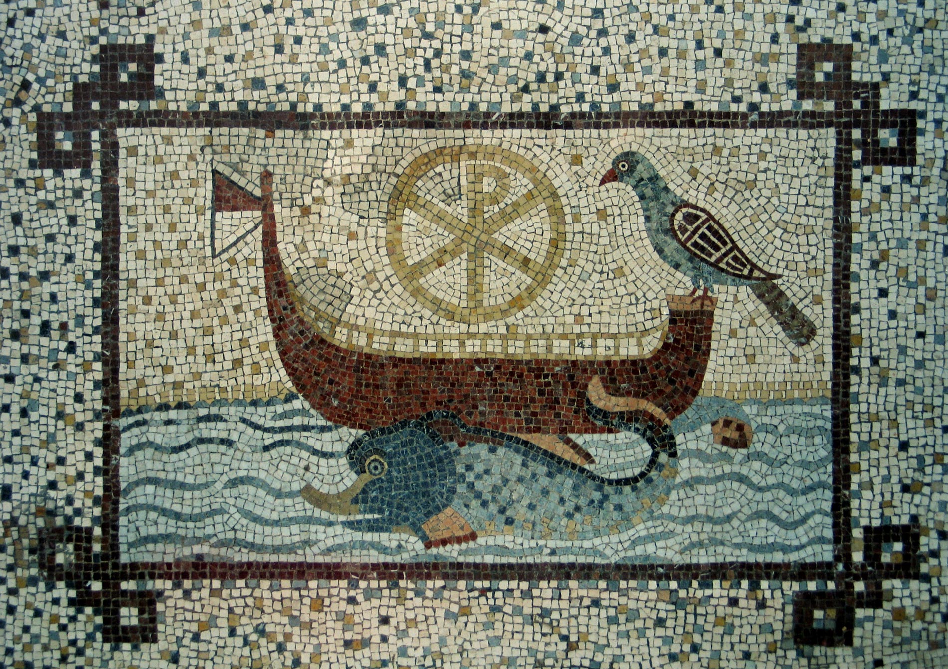 Bodenmosaik-Motiv Arche mit Christusmonogramm – St. Benno