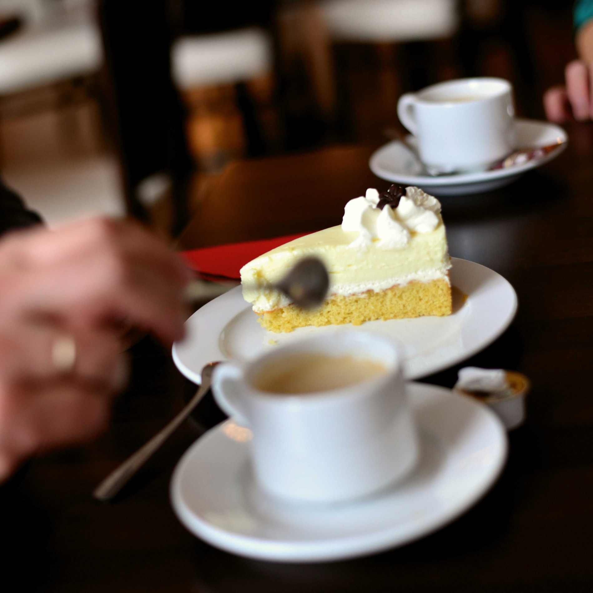 Kaffeetassen und ein Stück Sahnetorte